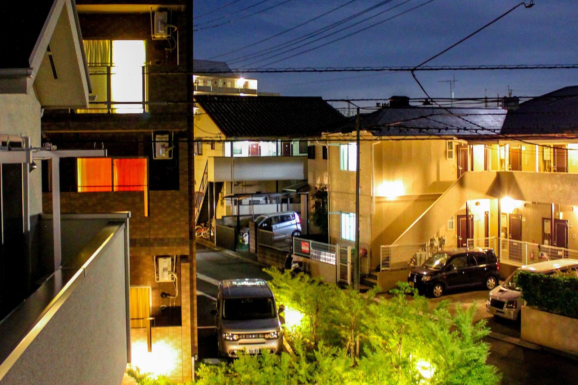 傍晚亮起燈的日本住宅區